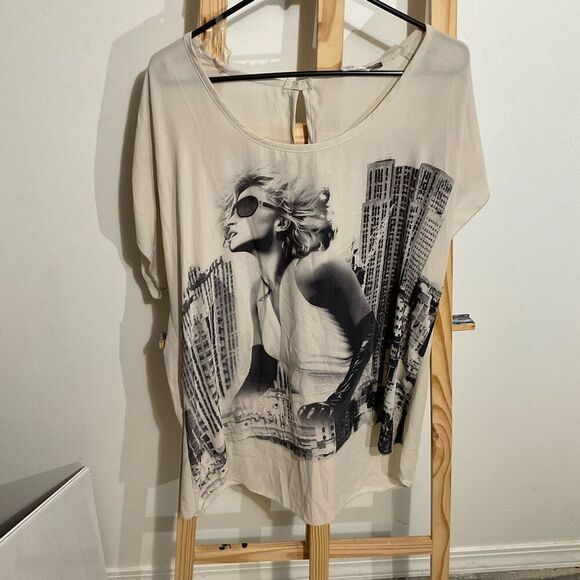 Libian size X3 woman in city scene long shirt - Picture 1 of 5
